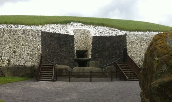 entrance of newgrange