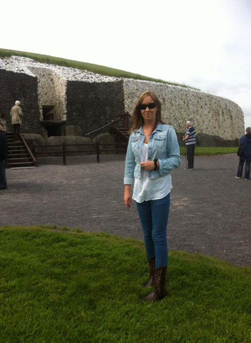 sinead at the entrance to newgrange 